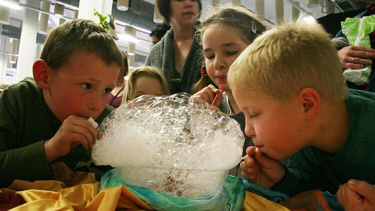Kevin Bosch, Annkathrin Geyer und Christian Zech machen Seifenblasen. Foto: Adam