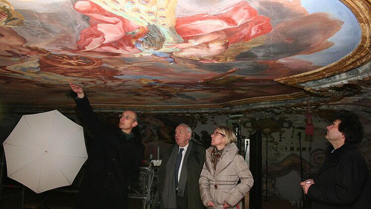 Das farbenfrohe Deckenfresko von Johann Michael Rottmayr gemalt, soll im Rahmen der Sanierung gereinigt werden. Im Bild Paul Graf von Schönborn, Hubert Hennes (Lotto Bayern), Antoinette Fehlinger (im Schloss für das Marketing zuständig) und Uwe Franke (Deutsche Stiftung Denkmalschutz)