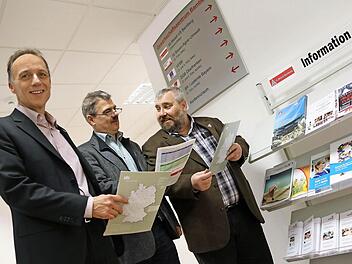 Mathias Eckardt, Matthias Gebhardt und Hans Beer (von links) repräsentieren drei der vier gewerkschaftlichen Einrichtungen, die gemeinsame Räume in Bamberg-Ost bezogen haben. Fotos: Matthias Hoch