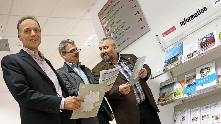 Mathias Eckardt, Matthias Gebhardt und Hans Beer (von links) repräsentieren drei der vier gewerkschaftlichen Einrichtungen, die gemeinsame Räume in Bamberg-Ost bezogen haben. Fotos: Matthias Hoch