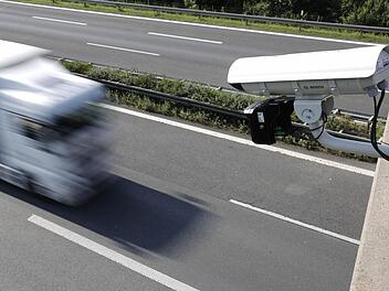 Im Visier: Auch am Standort Gundelsheimer Überführung an der A70 wird mit Kameras gemessen, wie viel Verkehr dort vorbei fließt. Foto: Matthias Hoch