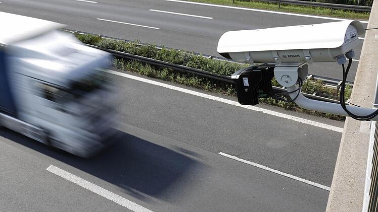 Im Visier: Auch am Standort Gundelsheimer Überführung an der A70 wird mit Kameras gemessen, wie viel Verkehr dort vorbei fließt. Foto: Matthias Hoch