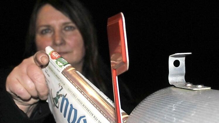 Ingrid Heublein sorgt in Ziegelhütten dafür, dass die Zeitung pünktlich im Briefkasten liegt.  Fotos: Thomas Heuchling