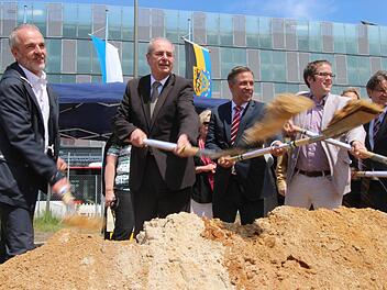Zu den Spaten griffen (von links) Architekt Andreas Marth vom Architekturbüro "AllesWirdGut" aus Wien, der mittelfränkische Regierungspräsident Thomas Bauer, Landrat Alexander Tritthart, der Erlanger Oberbürgermeister Florian Janik und Kreisbaumeister Thomas Lux.  Foto: Christian Bauriedel