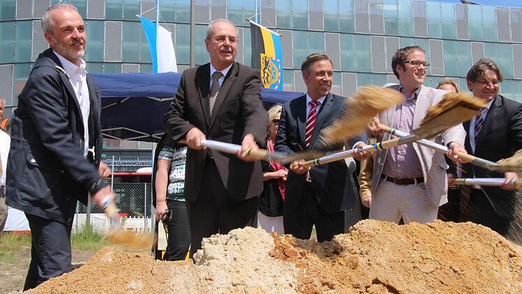 Zu den Spaten griffen (von links) Architekt Andreas Marth vom Architekturbüro "AllesWirdGut" aus Wien, der mittelfränkische Regierungspräsident Thomas Bauer, Landrat Alexander Tritthart, der Erlanger Oberbürgermeister Florian Janik und Kreisbaumeister Thomas Lux.  Foto: Christian Bauriedel