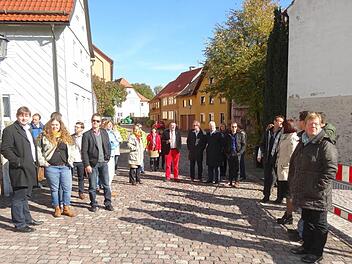 Beim ILE-Netzwerktreffen besichtigten die unterfränkischen Allianzmanager auch die Bischofsheimer Innenstadt.  Foto: Marion Eckert