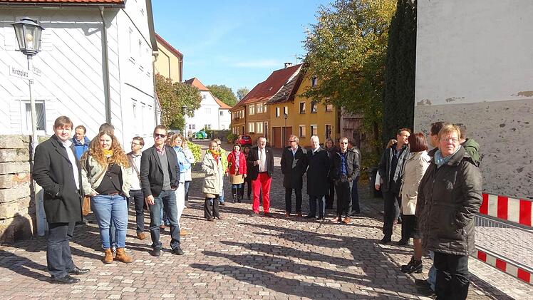 Beim ILE-Netzwerktreffen besichtigten die unterfränkischen Allianzmanager auch die Bischofsheimer Innenstadt.  Foto: Marion Eckert