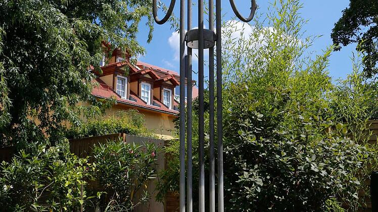 Robert Mirwald freut sich über die Winkler-Leuchte in seinem Garten. Foto: Matthias Hoch