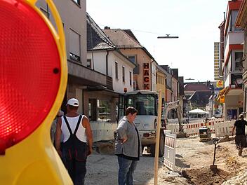 Die aufgebaggerte Seite der "Einkaufsmeile": Bis Ende September soll die Hauptstraße offiziell fertig sein. Dann kommt der Platz Am Graben an die Reihe. Fotos: Christian Bauriedel