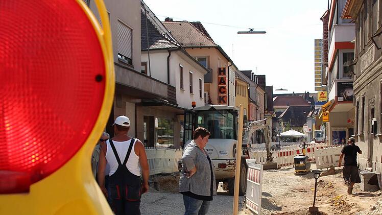 Die aufgebaggerte Seite der "Einkaufsmeile": Bis Ende September soll die Hauptstraße offiziell fertig sein. Dann kommt der Platz Am Graben an die Reihe. Fotos: Christian Bauriedel
