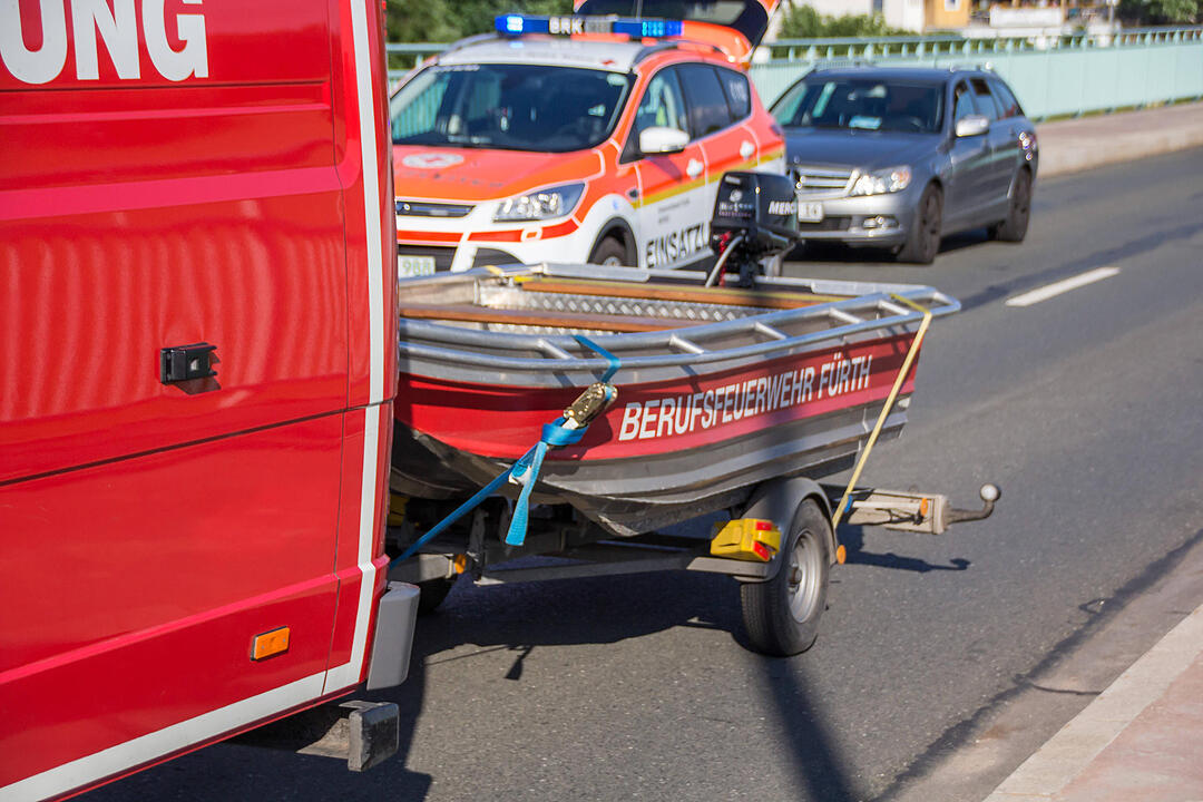 Kind stürzt in die Regnitz: Suchaktion der Rettungskräfte aus Fürth und Erlangen