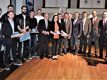 HWK-Pr&auml;sident Thomas Zimmer (von links) mit den Pr&uuml;fungsbesten Patrick Exner, Julian Marggraff, Jens Packert, Marco Eckert, Daniel Gebhardt, Stadtrat Dieter H&auml;gele, Diana Gilgert, Ferdinand de Fallois, Landrat Klaus Peter S&ouml;llner sowie Oberstudiendirektor Alexander Battistella (5. v. re), Kfz-Obermeister Andreas Tr&ouml;ger (3. v. re), Gesch&auml;ftsf&uuml;hrer Harry Leucht, Fabian Geyer (re.) und weiteren G&auml;sten der Feier.  Foto: Rei&szlig;aus