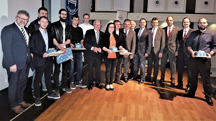 HWK-Pr&auml;sident Thomas Zimmer (von links) mit den Pr&uuml;fungsbesten Patrick Exner, Julian Marggraff, Jens Packert, Marco Eckert, Daniel Gebhardt, Stadtrat Dieter H&auml;gele, Diana Gilgert, Ferdinand de Fallois, Landrat Klaus Peter S&ouml;llner sowie Oberstudiendirektor Alexander Battistella (5. v. re), Kfz-Obermeister Andreas Tr&ouml;ger (3. v. re), Gesch&auml;ftsf&uuml;hrer Harry Leucht, Fabian Geyer (re.) und weiteren G&auml;sten der Feier.  Foto: Rei&szlig;aus