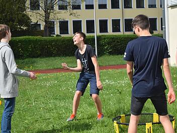 Bewegung ist am Nachmittag in der offenen Ganztagsschule am Arnold-Gymnasium angesagt. Hier haben die Schüler viel Spaß beim Spikeballspielen. Foto: Daniela Pondelicek