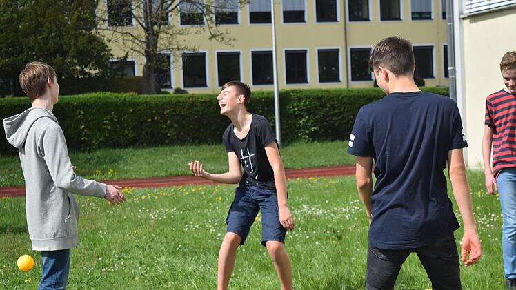 Bewegung ist am Nachmittag in der offenen Ganztagsschule am Arnold-Gymnasium angesagt. Hier haben die Schüler viel Spaß beim Spikeballspielen. Foto: Daniela Pondelicek