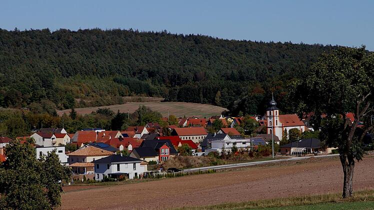 Blick auf Kirchlauter mit Siedlung "Leite" im Vordergrund.
