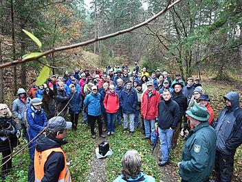 Erkundungen im Sperrgebiet: In fünf Gruppen ließen sich Besucher am Dienstag durch die "Muna"  in Bamberg führen. Hier ist ein großer Gewerbepark geplant.  Alle Fotos: Ronald Rinklef