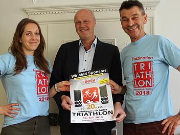 Organisator Günther Dresel (r.) übergibt nach dem diesjährigen Schülertriathlon an seine Kollegin Lucia Rippel (l.). Auch Bürgermeister Gerald Brehm (M.) will heuer, am 16. Juli, wieder mit  antreten. Foto: Christian Bauriedel