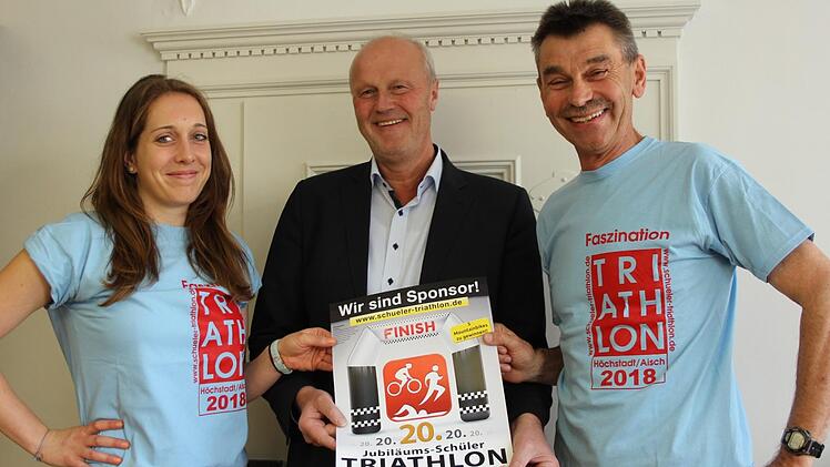 Organisator Günther Dresel (r.) übergibt nach dem diesjährigen Schülertriathlon an seine Kollegin Lucia Rippel (l.). Auch Bürgermeister Gerald Brehm (M.) will heuer, am 16. Juli, wieder mit  antreten. Foto: Christian Bauriedel