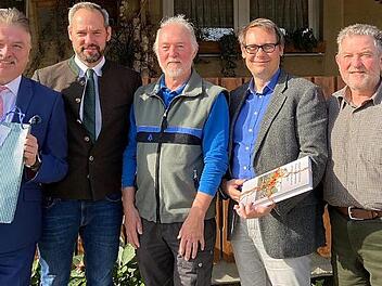 Landrat Klaus Peter Söllner (links) und Bürgermeister Roland Wolfrum (Zweiter von rechts) ließen es sich nicht nehmen, Frank Hömberg (MItte) in den Ruhestand zu verabschieden. Mit im Bild Forstdirektor Michael Schmidt (Zweiter von links) und Abteilungsleiter Gerhard Lutz  Foto: Werner Reißaus