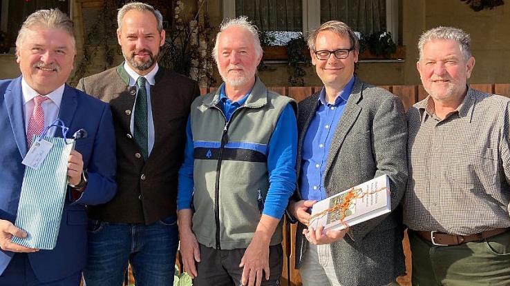 Landrat Klaus Peter Söllner (links) und Bürgermeister Roland Wolfrum (Zweiter von rechts) ließen es sich nicht nehmen, Frank Hömberg (MItte) in den Ruhestand zu verabschieden. Mit im Bild Forstdirektor Michael Schmidt (Zweiter von links) und Abteilungsleiter Gerhard Lutz  Foto: Werner Reißaus