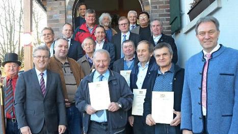Die Geehrten mit Landrat Klaus Löffler (rechts), Stockheims Bürgermeister Rainer Detsch (Zweiter von links) und Kreisvorsitzendem Georg Pabstmann (oben Zweiter von links)  Foto: K.-H. Hofmann