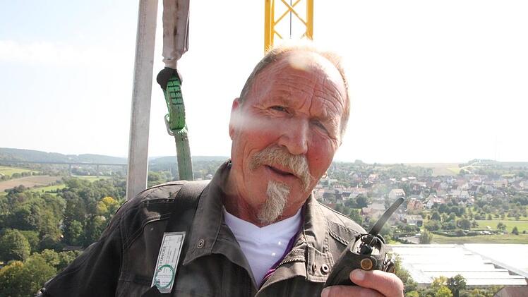 Otto Wilm hält vom Korb aus Funkkotankt mit dem Kranführer am Boden. Foto: Heike Beudert