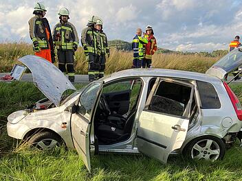 Unfall bei Wei&szlig;dorf: Auto &uuml;berschl&auml;gt sich mit f&uuml;nf Personen