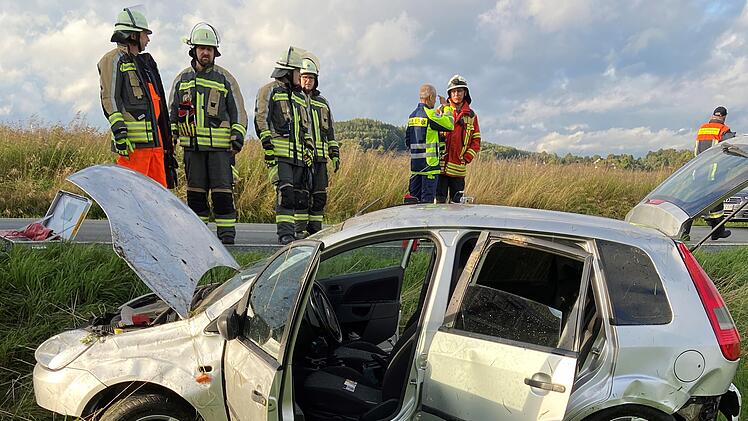 Unfall bei Wei&szlig;dorf: Auto &uuml;berschl&auml;gt sich mit f&uuml;nf Personen