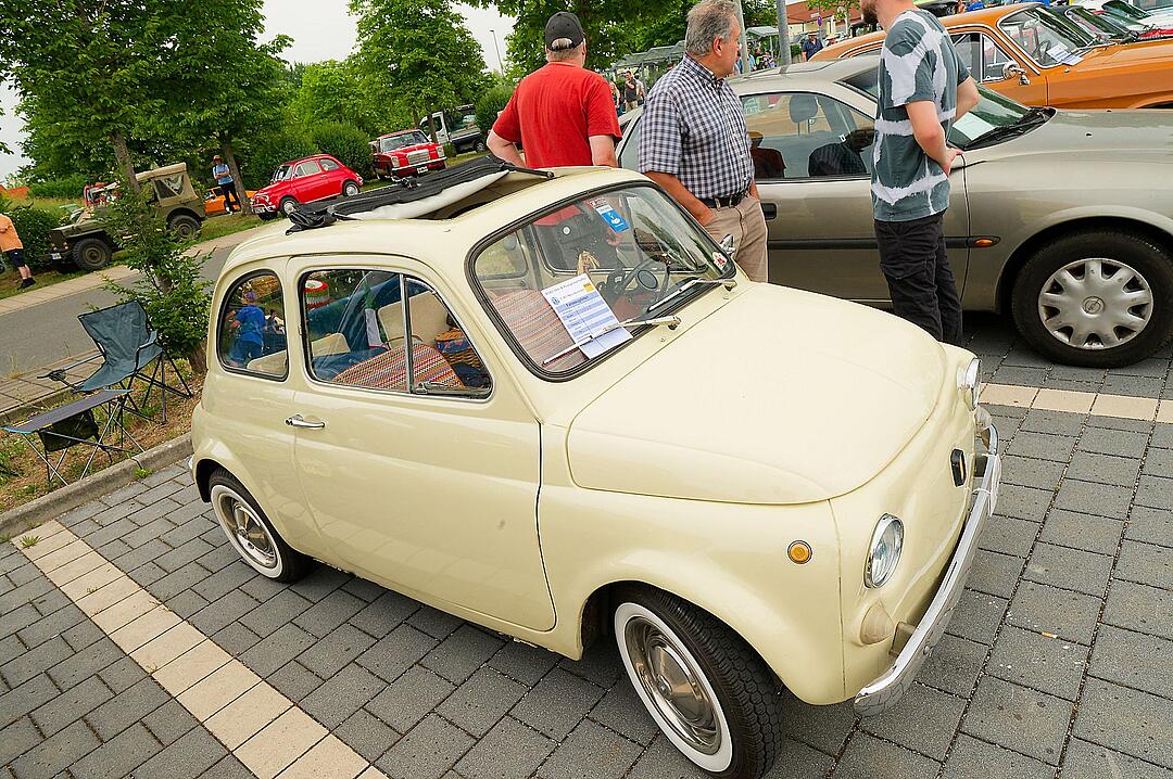 Autos, Motorräder, Mopeds und Traktoren gab es zu bewundern.