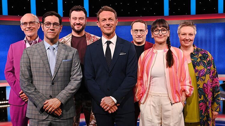 Alexander Bommes (Mitte) bittet seine J&auml;gerinne und J&auml;ger zur XXL-Ausgabe am Samstagabend, von links: Dr. Thomas Kinne, Sebastian Jacoby, Sebastian Klussmann, Dr. Manuel Hobiger, Annegret Schenkel und Adriane Rickel.