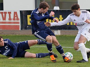 Dinis Ribeiro (rechts) ist ein gelernter Stürmer. Kann er die Sander Torflaute nach der Winterpause beenden? Im neuen Jahr haben die Sander erst zwei Treffer erzielt.