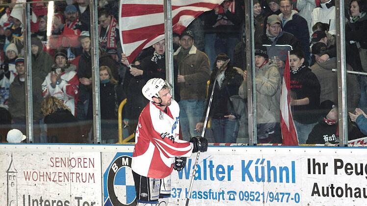 So bleibt Rafael Popek vielen Fans in Erinnerung: auf der Ehrenrunde nach einem Sieg der "Hawks".