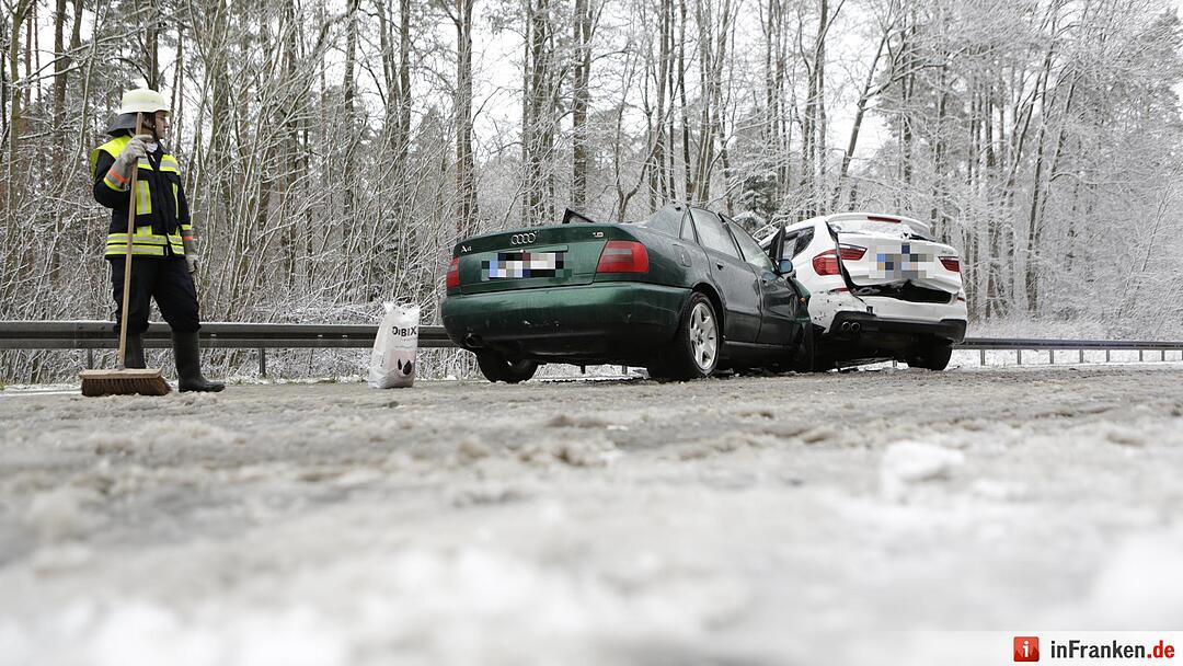 Starker Schneefall: Fünf Schwerverletzte nach Überholvorgang