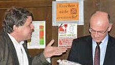Bürgermeister Hermann Niediek (links) hatte dem Gastredner, Landrat Wilhelm Schneider, eine Gans mitgebracht. Foto: Schmidt