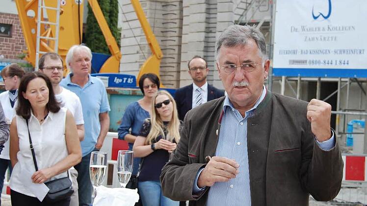 Bauherr Robert Wahler vor dem Rohbau bei der Begrüßung seiner Richtfest-Gäste. Foto: Sigismund von Dobschütz