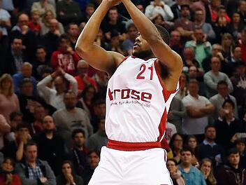 Im Euroleague-Match gegen Roter Stern Belgrad wollen die Bamberger so oft wie m&ouml;glich &auml;hnlich ungest&ouml;rt zum Wurf kommen wie hier Darius Miller (r.) in der Bundesliga in Gie&szlig;en.  Foto: Daniel L&ouml;b