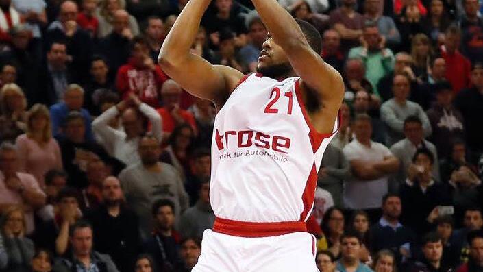 Im Euroleague-Match gegen Roter Stern Belgrad wollen die Bamberger so oft wie m&ouml;glich &auml;hnlich ungest&ouml;rt zum Wurf kommen wie hier Darius Miller (r.) in der Bundesliga in Gie&szlig;en.  Foto: Daniel L&ouml;b