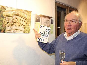 Sebastian Schmidt, der Leiter des Höchstadter Heimatmuseums, interessiert sich für die Martersäulen aus Ailersbach und Lappach. Foto: Evi Seeger