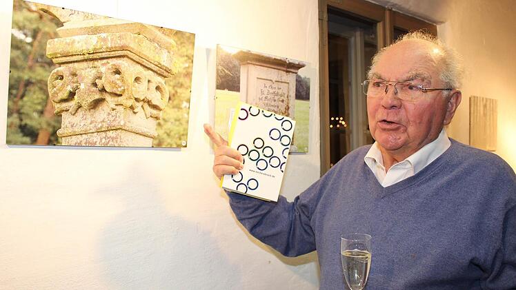 Sebastian Schmidt, der Leiter des Höchstadter Heimatmuseums, interessiert sich für die Martersäulen aus Ailersbach und Lappach. Foto: Evi Seeger