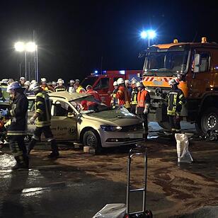 Beim Abbiegen übersehen – Winterdienstfahrzeug und Taxi kollidieren