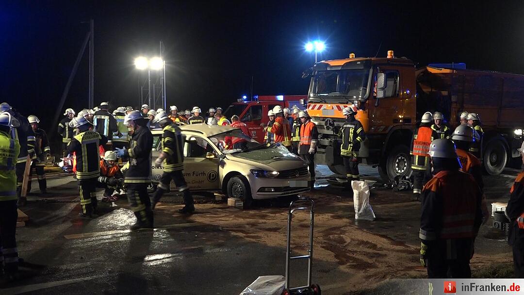 Beim Abbiegen übersehen – Winterdienstfahrzeug und Taxi kollidieren