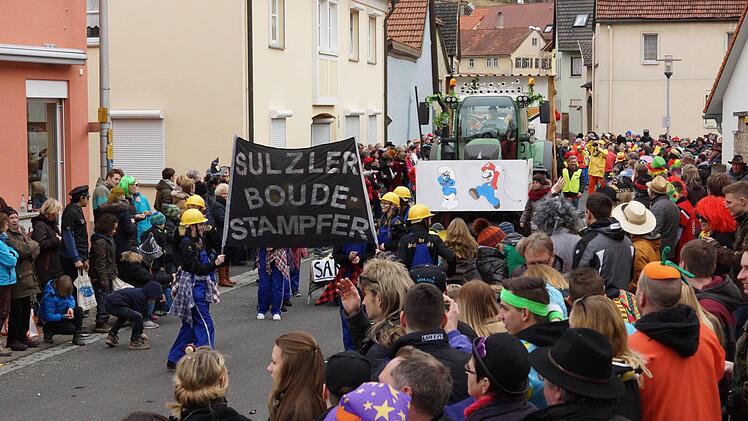 Vor allem an der Linde sammeln sich die Zuschauer.Foto: Arkadius Guzy