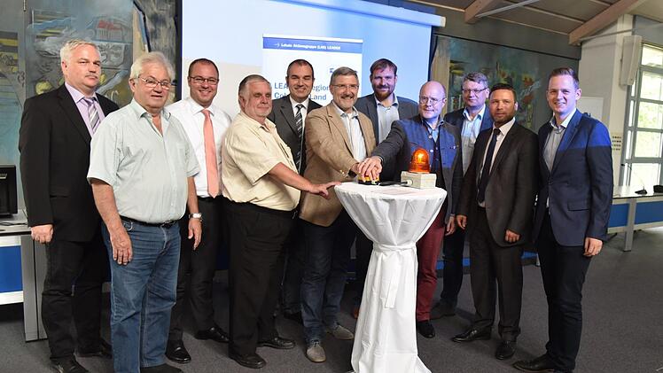 Mit einem symbolischen Knopfdruck wurden die Hörpfade gestern in acht Städten und Gemeinden freigeschaltet. Von links: Jens Hofmann (Amt für ländliche Entwicklung Münchberg), Claus Höcherich (Sonnefeld), Sebastian Straubel (Lautertal), Fritz Übelhack (Sonnefeld), Rainer Maier, Landrat Michael Busch, Martin Mittag (Seßlach), Helge Jost Kienel, Bernd Dreßel ( Meeder), Martin Finzel ( Ahorn) und Tobias Ehrlicher ( Bad Rodach)