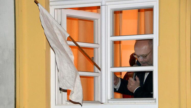Bürgermeister Franz Kuhn hisst die Weiße Fahne. Ein Zeichen für die Narren aus Ebenhausen, dass das Narrenschloss jetzt ihnen gehört. Peter Rauch