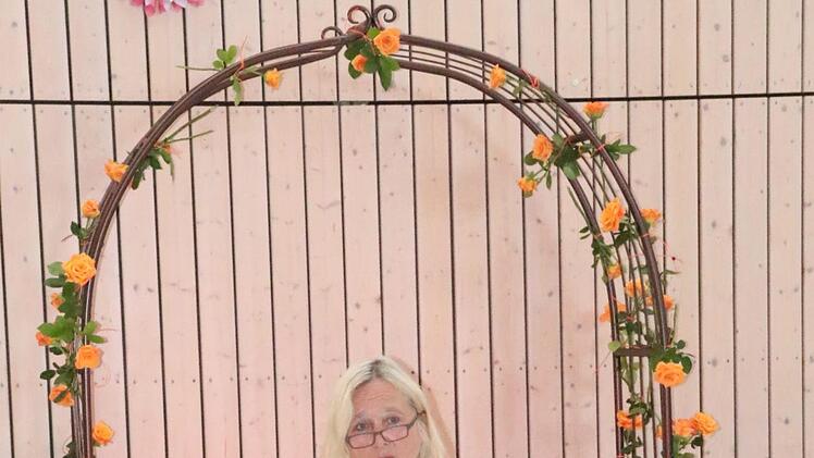 Eine "(Schul-)Rose verlässt ihren Garten. Gerlinde Megges bei ihrer bewegenden Abschiedsrede unter dem Rosenbogen.Helmut Will