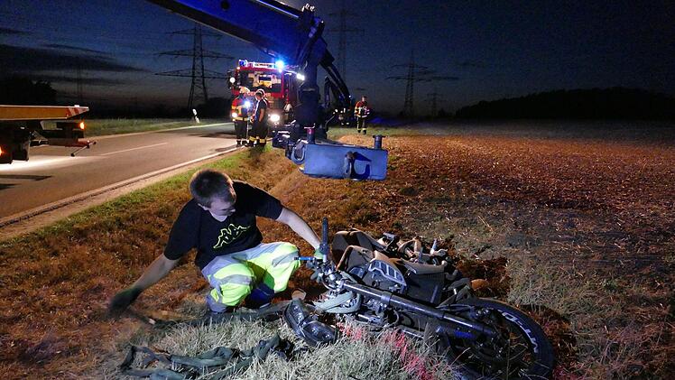 Einsatzkräfte kümmerten sich nach dem Unfall im Kreis Fürth um die Bergung des Motorrads. Foto: NEWS5 / Oßwald