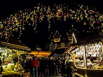 Coburg in einer verschneiten Winternacht: Blick auf den WeihnachtsmarktFoto: Jochen Berger