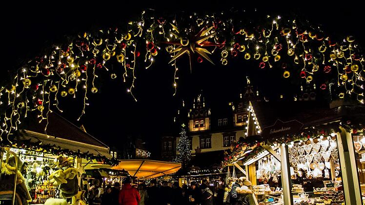 Coburg in einer verschneiten Winternacht: Blick auf den WeihnachtsmarktFoto: Jochen Berger