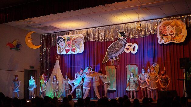 Indianer tanzen gemeinsam Fotos: Ann Christin Helfrich